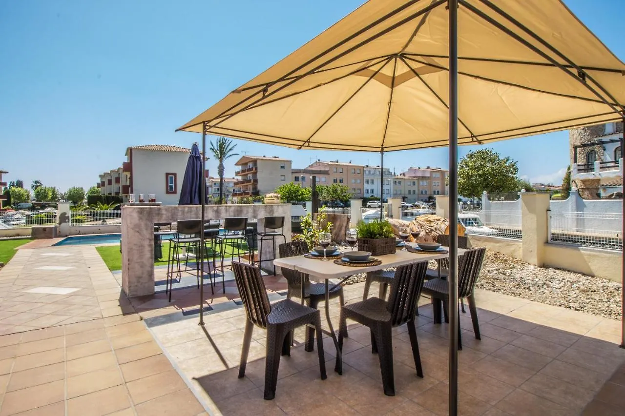 Hébergement de vacances Goldhome - Casa 5 Habitaciones, 3 Banos, Piscina Privada, Amarre Empuriabrava