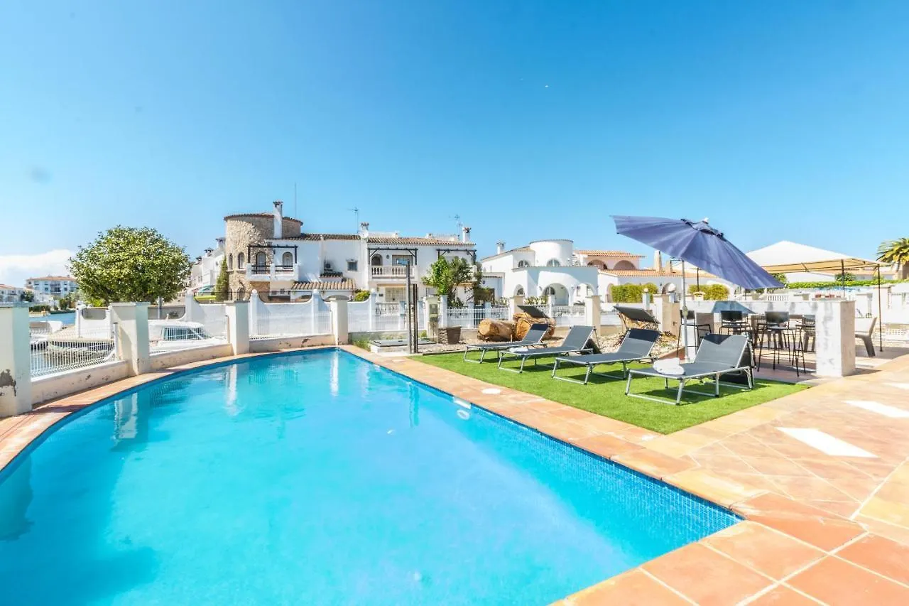 Hébergement de vacances Goldhome - Casa 5 Habitaciones, 3 Banos, Piscina Privada, Amarre Empuriabrava