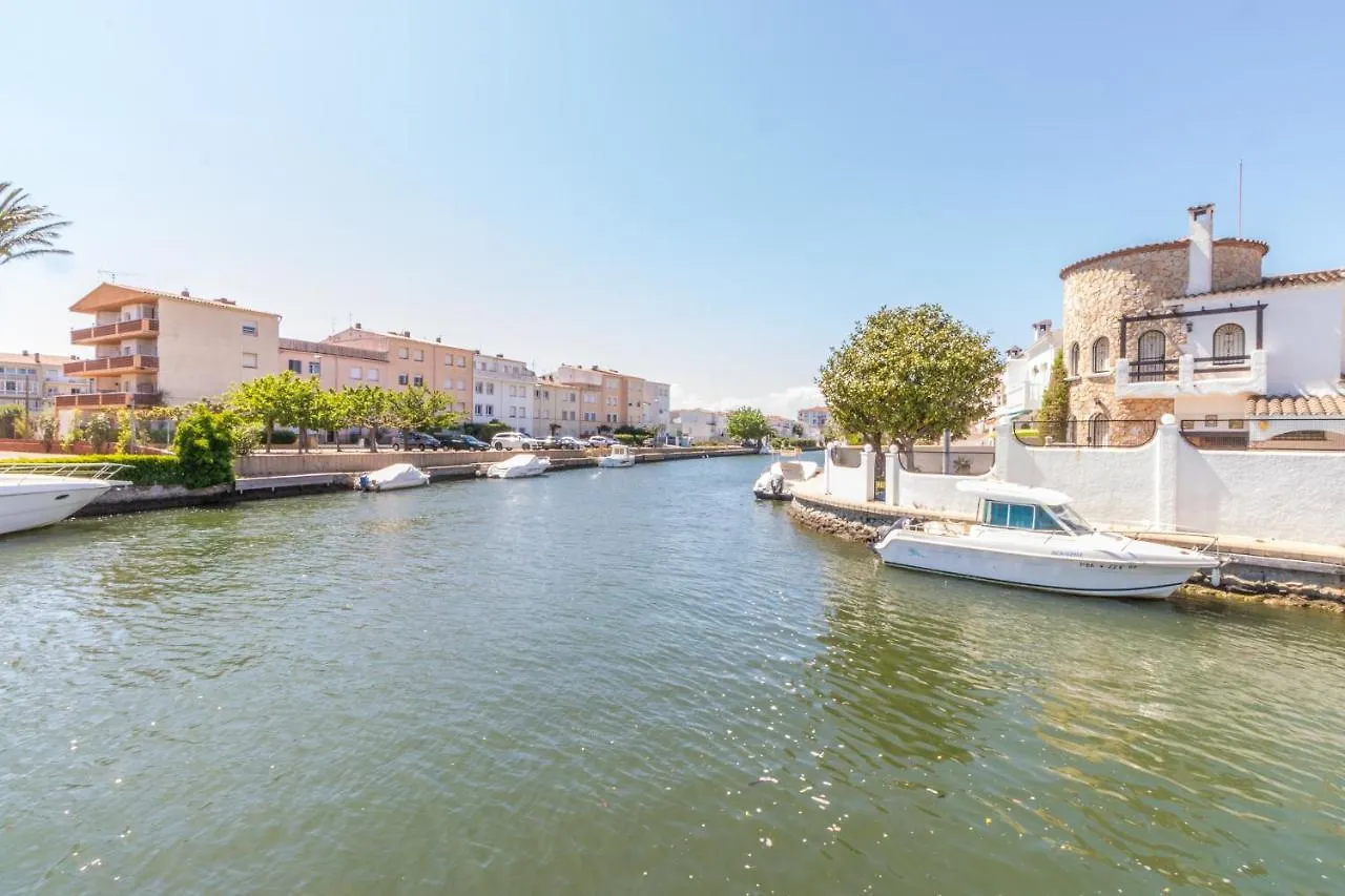 Hébergement de vacances Goldhome - Casa 5 Habitaciones, 3 Banos, Piscina Privada, Amarre Empuriabrava