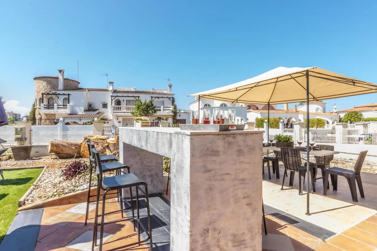 Hébergement de vacances Goldhome - Casa 5 Habitaciones, 3 Banos, Piscina Privada, Amarre Empuriabrava