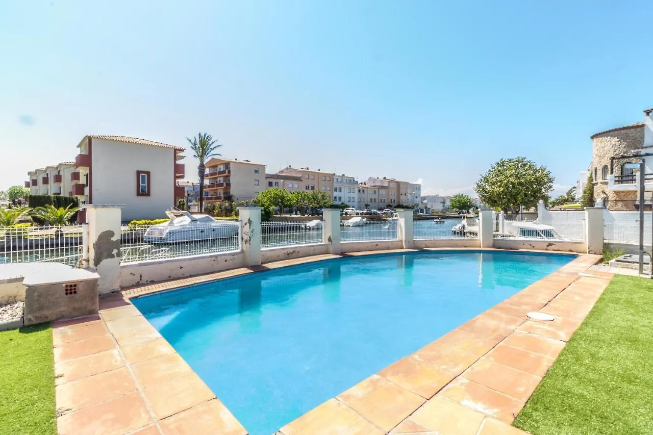 Hébergement de vacances Goldhome - Casa 5 Habitaciones, 3 Banos, Piscina Privada, Amarre Empuriabrava